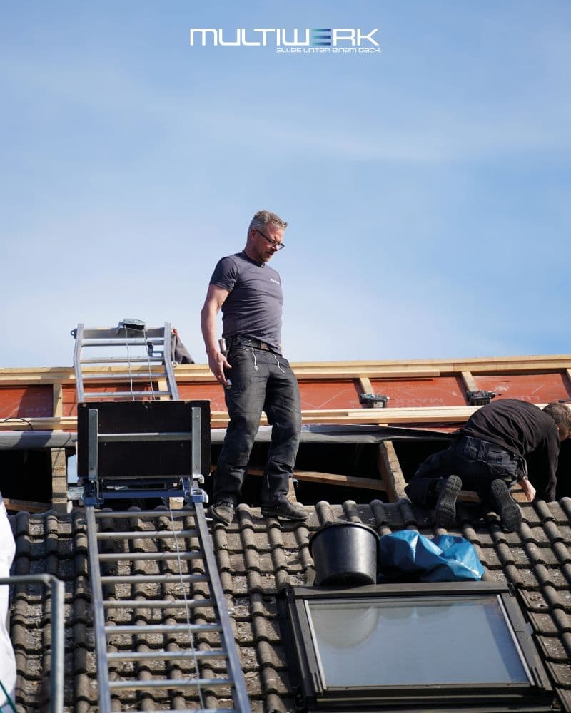 Multiwerk Dachdecker bei der Arbeit