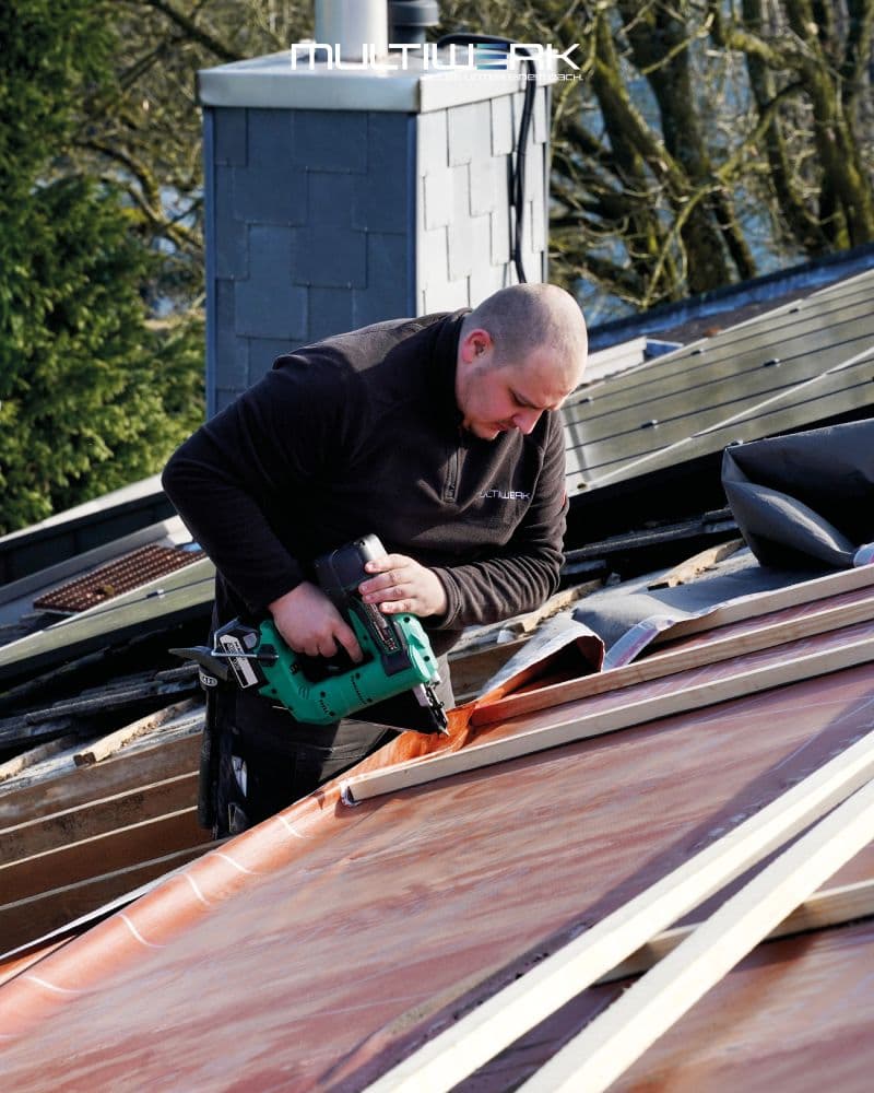 Multiwerk Handwerker bei der Dacharbeit